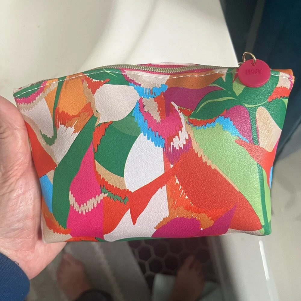 IPSY Beauty Bundle – 7 Items Lipsticks, Skincare, Makeup Eraser + Cosmetic Bag